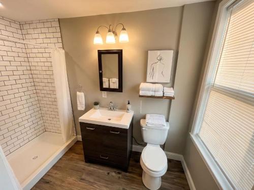 The loft at Park Place - 3rd floor walk up King and Queen beds fast WIFI and free coffee - image 3