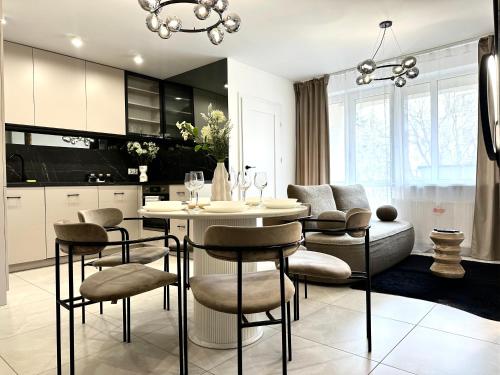 LACIARSKA 59 Apt 3 - 200m Main Square - Self Check-In 20h - Balcony - Wroclaw