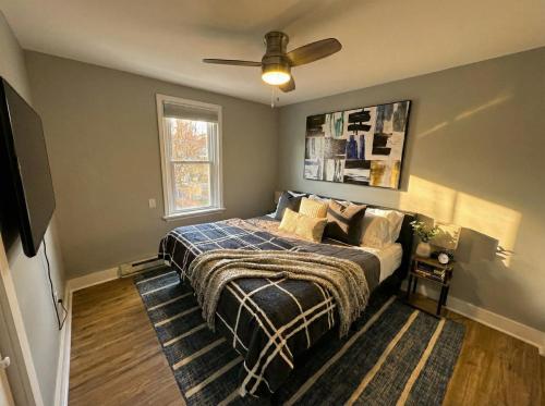 Modern Cozy walk up with King Bed in Wilmington, USA