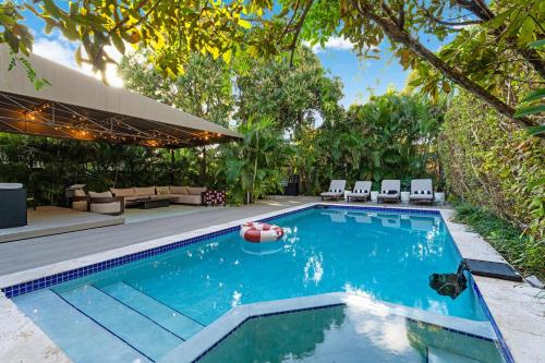 Casa Anton- Artist Home Pool & Rooftop Hot Tub – khách sạn tại Coral Way
