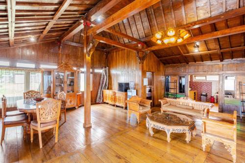 Shared lounge/TV area, Dapur Caringin Tilu Villa Joglo in Cimenyan
