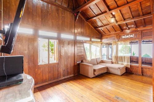 Dapur Caringin Tilu Villa Joglo in Cimenyan