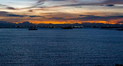 Luxury 1 2 & 3BR Manila Bay Sunset View Condo ,Near Okada, MOA & Airport , Free Parking, Manila