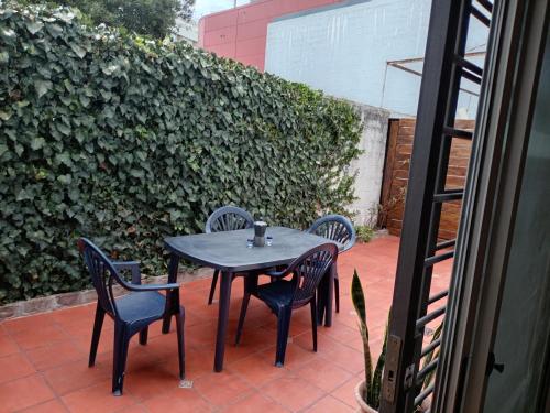 La Pinta Càlida casa en Malvìn con cochera (La Pinta Calida casa en Malvin con cochera) in 馬爾文
