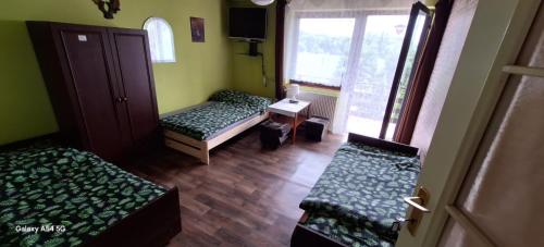 1 double bed, 2 twin beds