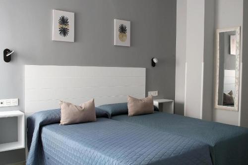 2 twin beds, 1 sofa bed