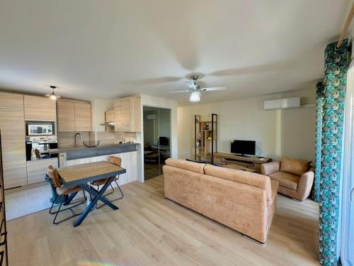 Plein coeur de Saint Raphael acces mer, parking et terrasse near Les Potiers
