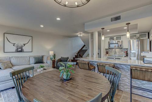 Lakefront LBJ Escape - Boat Slip & Sleeps 8 in Horseshoe Bay (TX)