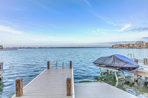 Lakefront LBJ Escape - Boat Slip & Sleeps 8 in Horseshoe Bay (TX)