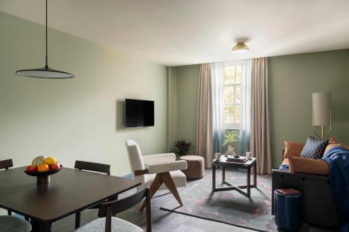Cove Huntingdon House - image 13