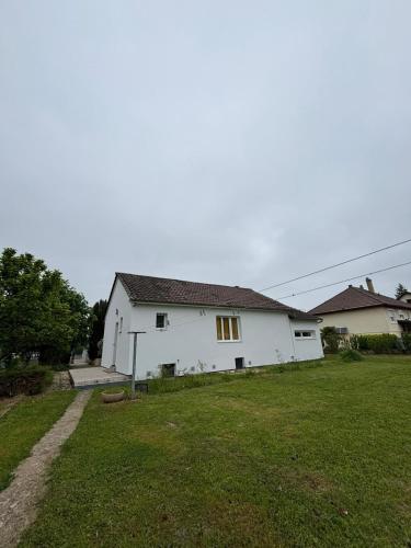 Maison chaleureuse avec jardin in Cerilly
