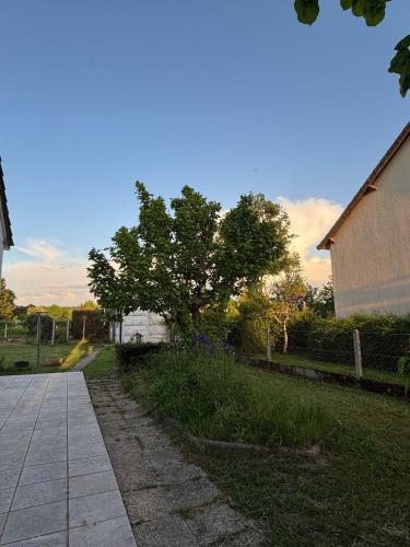 Maison chaleureuse avec jardin in Cerilly