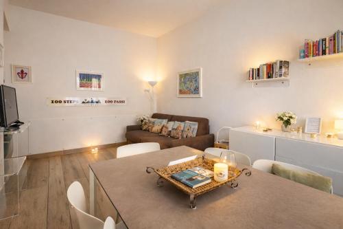Ponte Vecchio Newly restyled flat, Walk Everywhere - Tap to explore photos