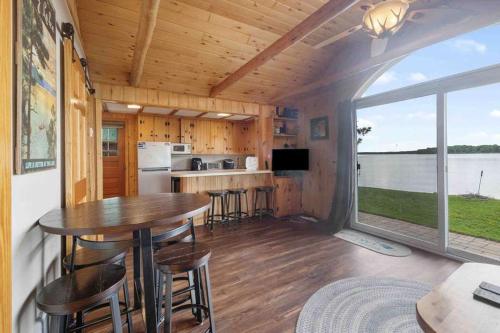 . Waterfront Cabin on Bay Lake