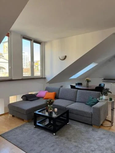Helle Dachgeschoßwohnung am Laurentiusplatz in Wuppertal, Deutschland