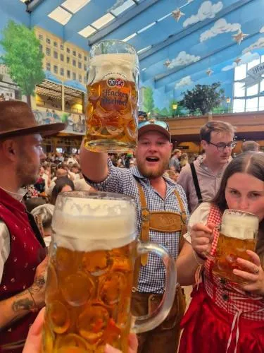 Beer Base-Camp 'BASIC PACKAGE' Oktoberfest Camping, with free welcome beer and traditional lederhosen-dirndl shop in München, Deutschland