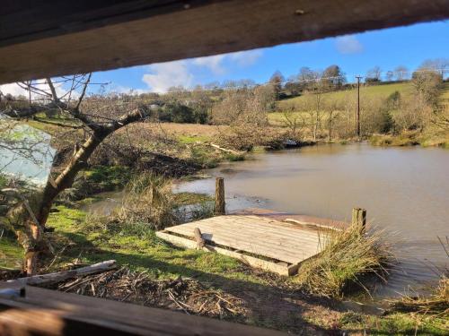 Cozy Cabin Retreat on top of the Shropshire hills in Bettws-y-crwyn