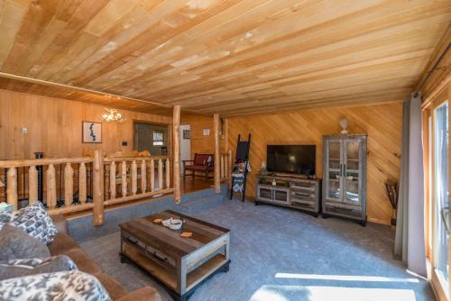Waterfront Cabin with Bunkhouse - image 9