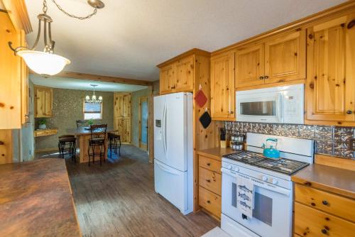 Waterfront Cabin with Bunkhouse - main image