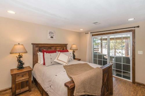 Waterfront Cabin with Bunkhouse - image 3