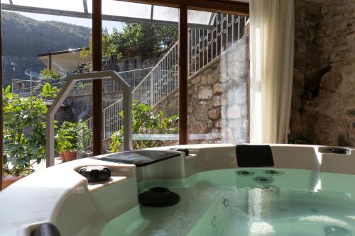 Karstais baseins, Agriturismo Cornali in Fabbriche di Vallico