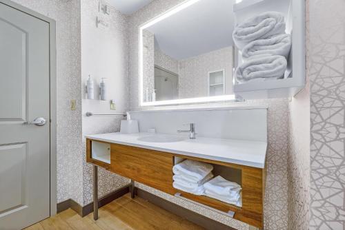 Hampton Inn & Suites New Braunfels - image 22