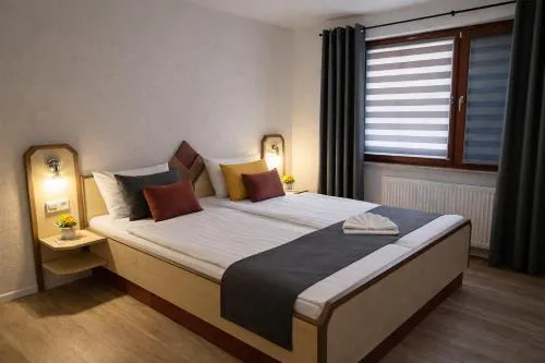 Private Zimmer mit eigenem Bad Fernseher und Schreibtisch in Bonn, Deutschland