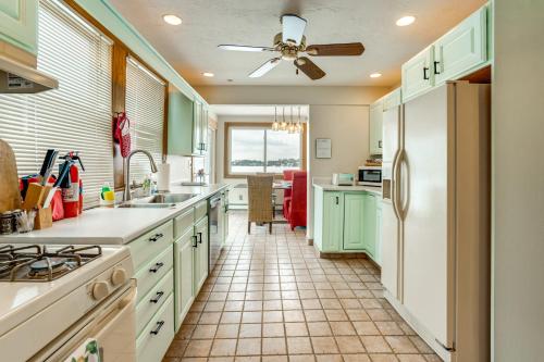 Steps to Nantasket Beach: Waterfront Gem w/ Patio! in ฮอล (MA)