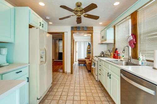 Steps to Nantasket Beach: Waterfront Gem w/ Patio! in ฮอล (MA)
