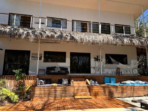 4 bedrooms, 9 beds