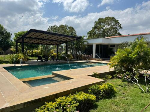 Villa de Lujo con Piscina y Jacuzzi Privado in Malambo