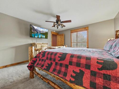 Black Bear Cinema #4819 by Aunt Bug's Cabin Rentals - image 35