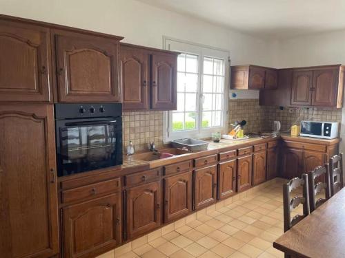 кухня, Spacious Two-Bedroom Guest Suite in Large Village Home in Ле Тейоль