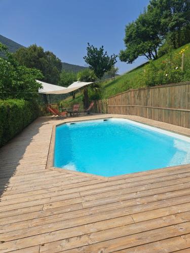 Skats, Grande maison familiale, source piscine et rivière ! (Grande maison familiale, source piscine et riviere !) in Plan-de-Baix
