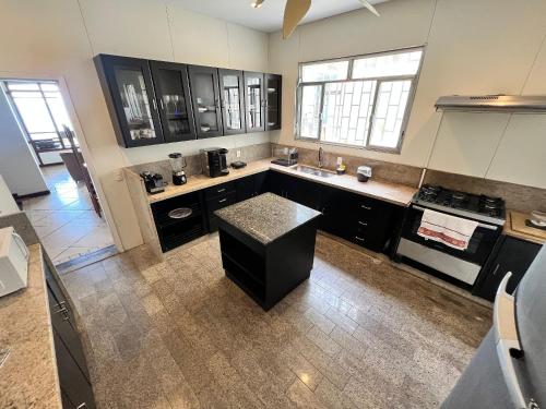 keuken, Mansão no Joá: 5 suítes, mar, lazer completo (Mansao no Joa: 5 suites, mar, lazer completo) in Joatinga