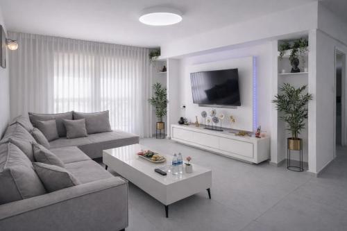 객실, Gabbay's luxurious apartment in 카프르 카심