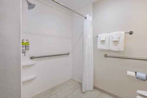 Holiday Inn Express Detroit-Warren/General Motors Technology Center by IHG