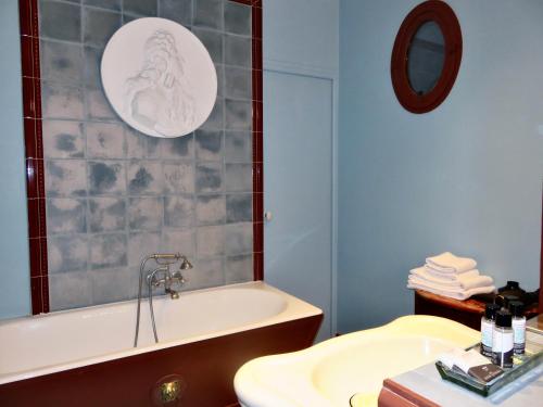 room detail thumbnail 2