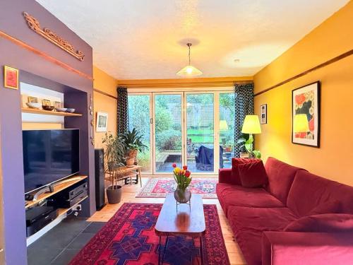 Serene Asian-Inspired Home with Garden & Parking – khách sạn tại Horfield