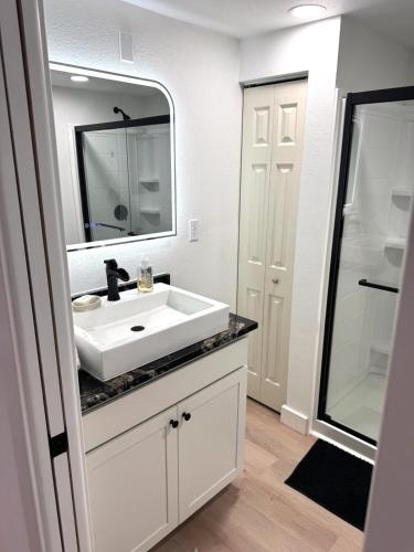 2BR Modern Update in Sun Resorts & Residences in 哈林高地