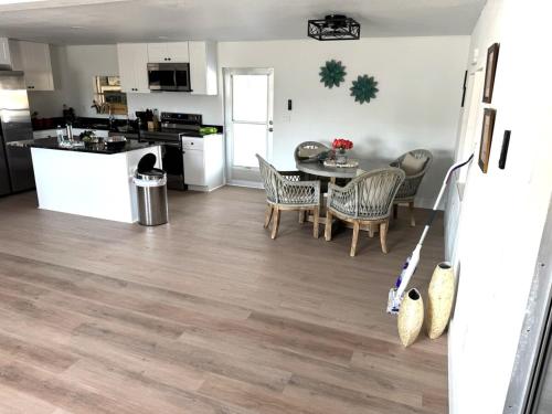 2BR Modern Update in Sun Resorts & Residences in 哈林高地
