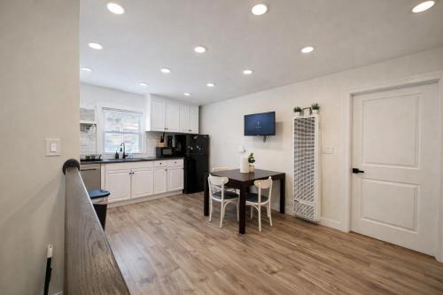 Cozy Corner Charming 1BR with WiFi in Skokie, USA