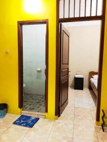 Bathroom, Omah Cahyo Homestay in Godean