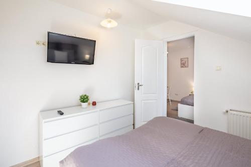 Easy Airport Access - Balcony - Simple Stay - image 9