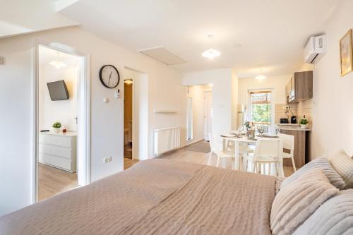 Easy Airport Access - Balcony - Simple Stay - image 6