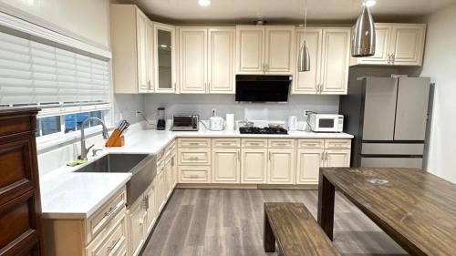 Cozy 2-Bedroom Retreat Home in East Los Angeles in Hacienda Heights