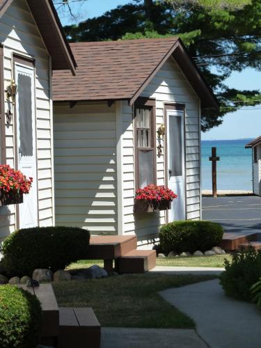 The Beach House Lakeside Cottages