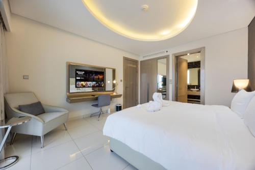 PNB Living - Luxury 1BR with Burj Khalifa View - DAMAC Paramount Business Bay - image 4