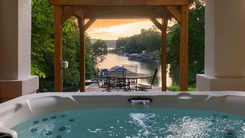 Hummingbird Home by AvantStay Boat House Dock in Statesville, USA