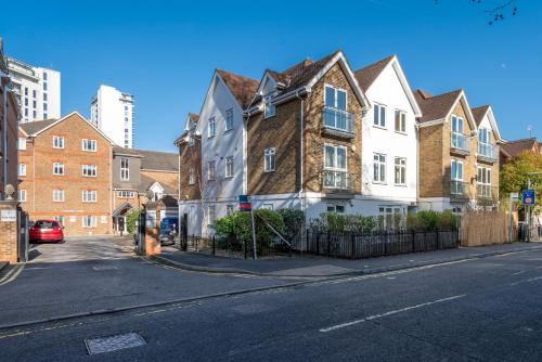 Zunanjost, 2 Bed Flat in Woking Central in Woking